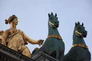 STATUES ON ARC DU CARROUSEL PARIS